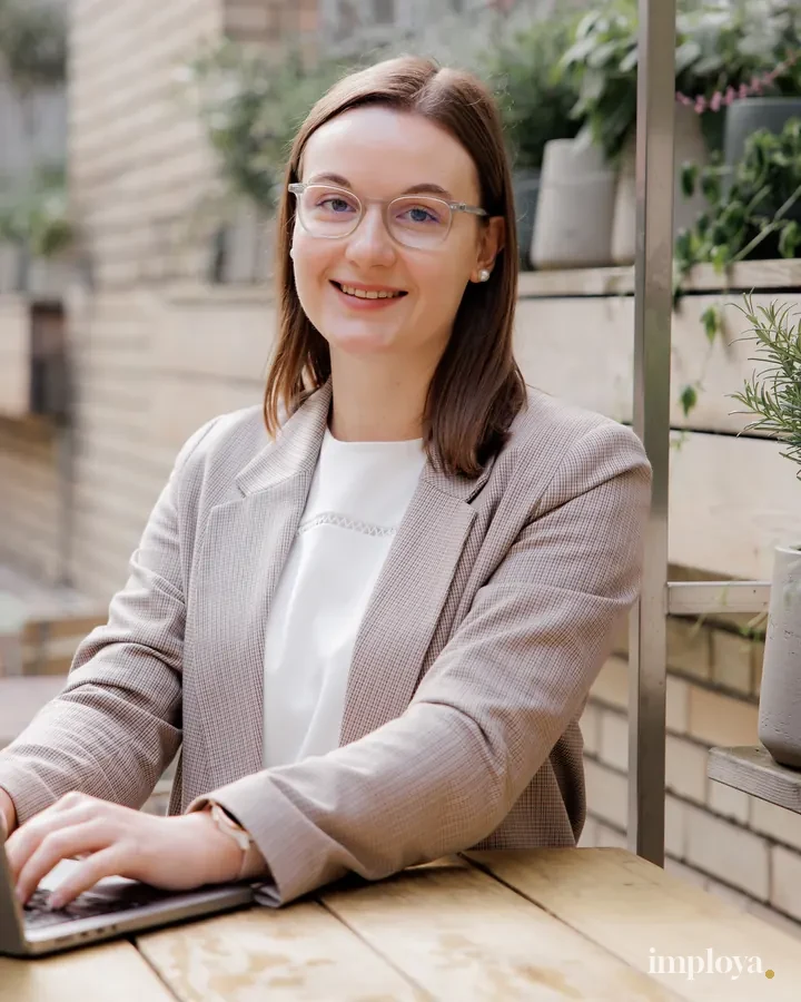Corina Seltenreich am Laptop